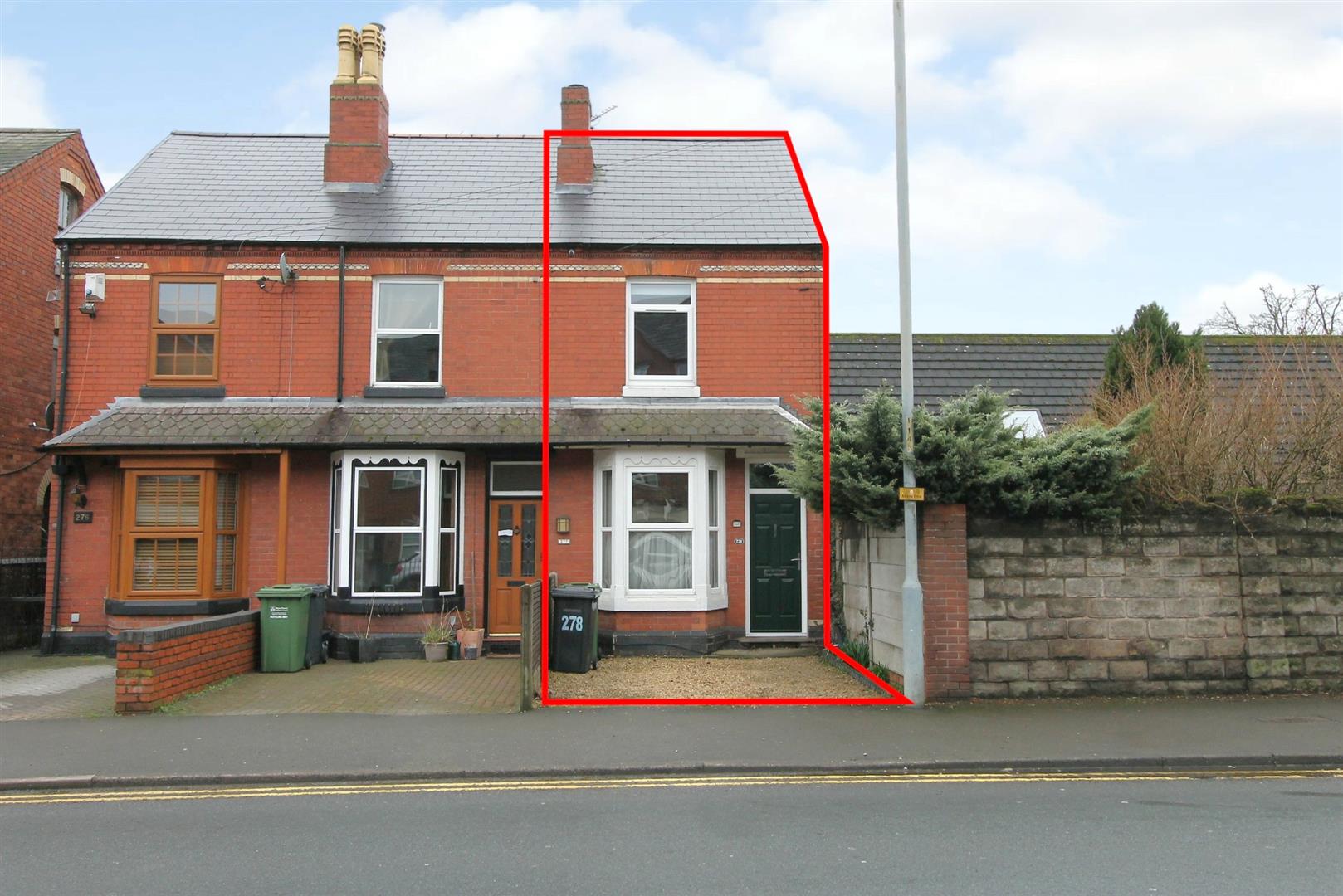 2 bed property in Chester Road North, Kidderminster